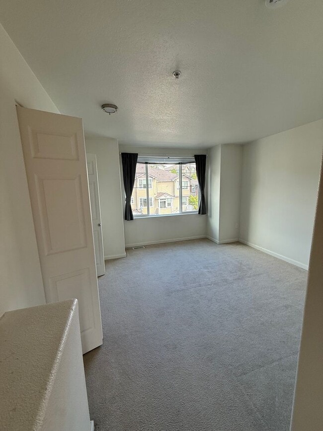 Building Photo - Spacious Beaverton Living – Prime Location...