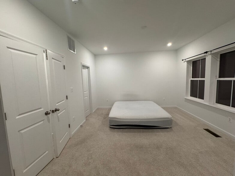 Building Photo - 208 Douglas Wy