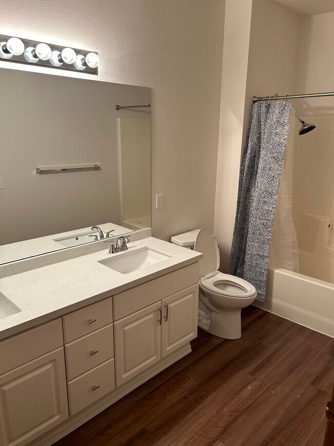 Building Photo - 3 Bed, 2 Bath Condo with in Cascade-Fairwood neighborhood of Renton, $2,865/month.