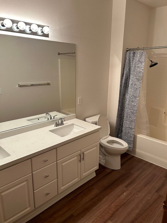 Building Photo - 3 Bed, 2 Bath Condo with in Cascade-Fairwood neighborhood of Renton, $2,925/month.