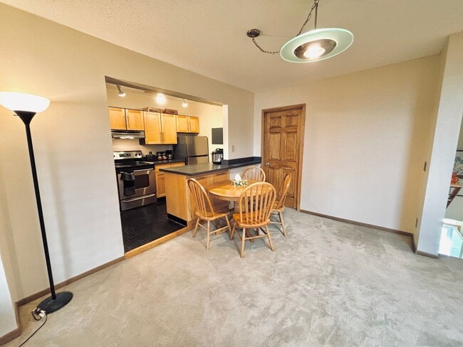 Building Photo - FURNISHED!! 2bed/1bath Condo Right Near Th...