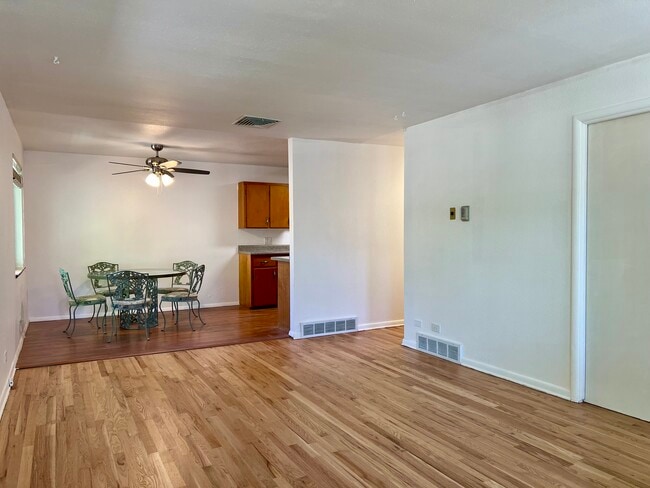 Building Photo - 3118 S Acoma St