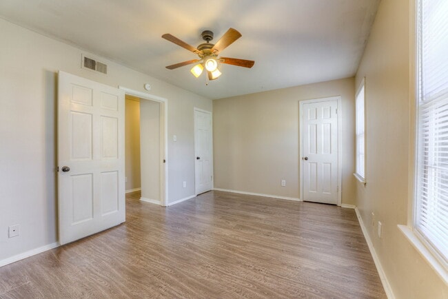 Building Photo - Qualified Tenants Get 50% Off First Month!...