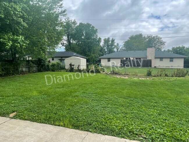 Building Photo - 4 Bedroom Home Available Now! Southwest Springfield!