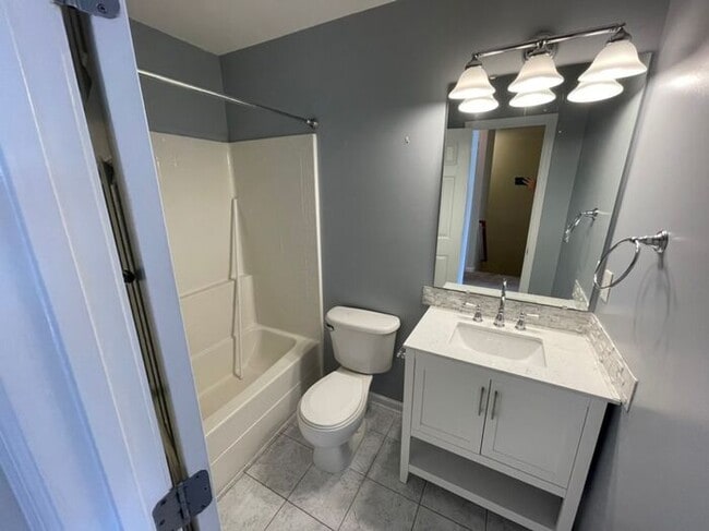 Building Photo - Beautiful 3 Bedroom End-Unit Townhouse