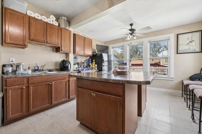 Building Photo - 362 Evans Ave