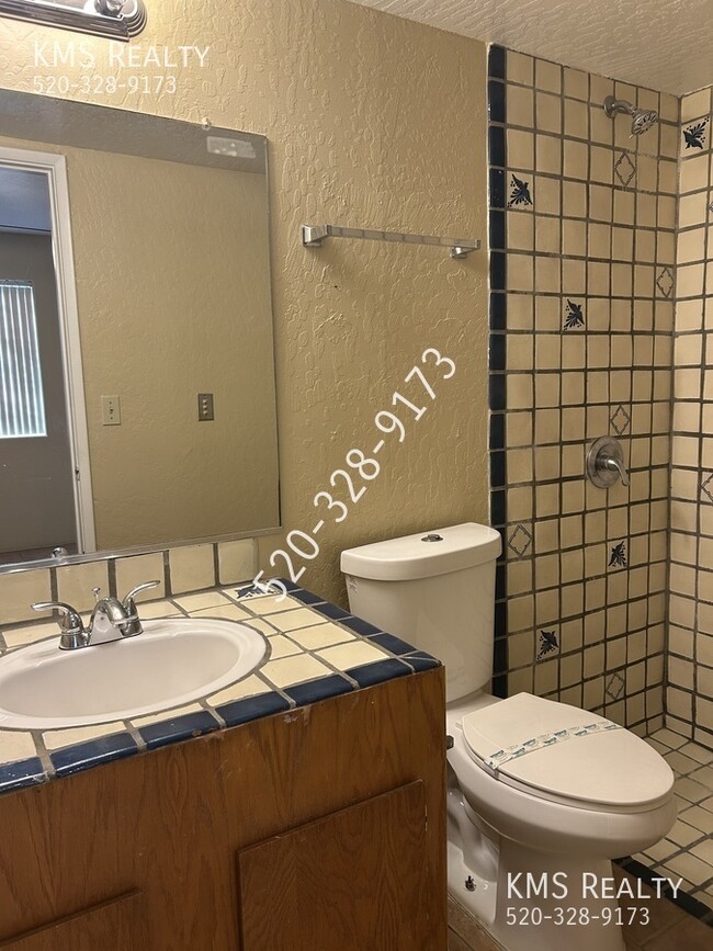 Building Photo - 3 Bedroom 2 Bath-3419 E Glenn Unit 3-OWNER...