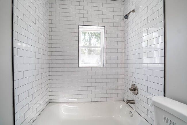 Building Photo - 870 S Waverly St