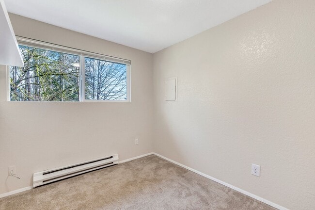 Building Photo - Spacious Townhome Duplex with Large fenced...