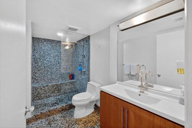 Building Photo - 2555 Collins Ave