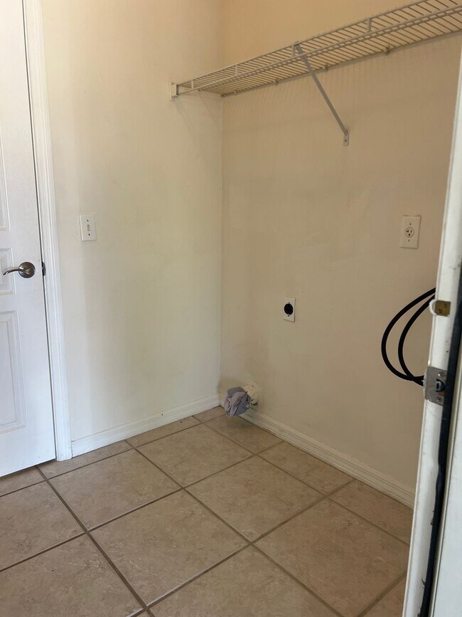 Building Photo - Welcome to your new home in beautiful Venice, Fl!  2 Bedroom 2 Bath w/ Den