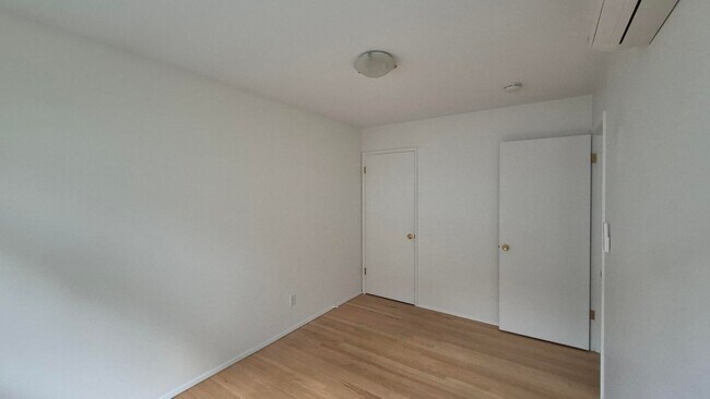 Building Photo - Amazing 2 Bedroom 1 Bath with View in NW P...