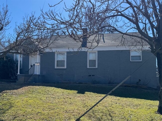 Primary Photo - 2100 NE 19th St