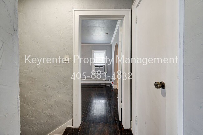 Building Photo - Charming 2-Bed, 1-Bath Upstairs Duplex Near the Paseo District
