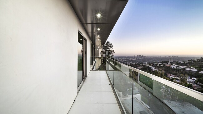 Building Photo - 1623 Viewmont Dr