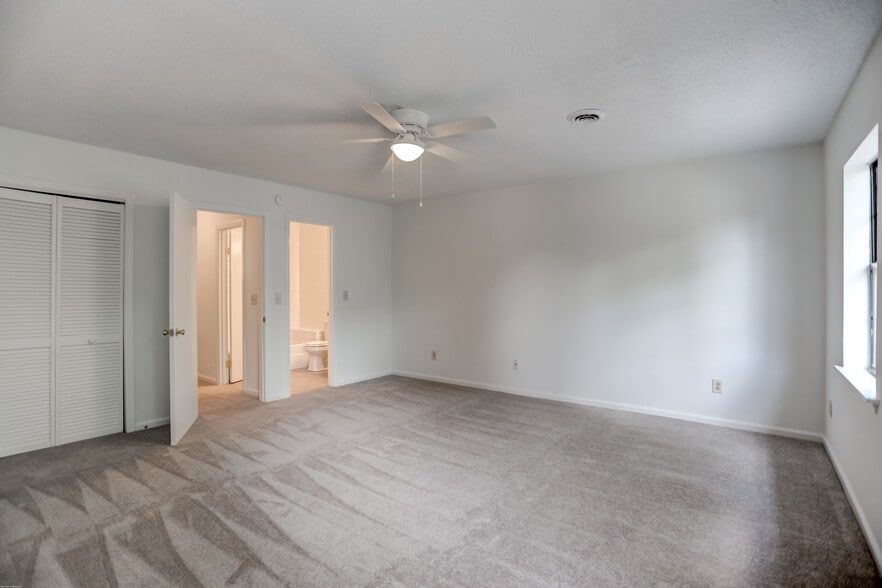 Building Photo - 1618 Poinsettia Rd