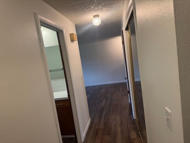 Building Photo - Large 2 bedroom duplex