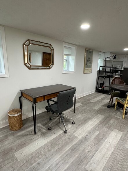 Desk/ chair - 2472 S Belvoir Blvd