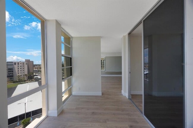 Building Photo - 7400 Sun Island Dr S