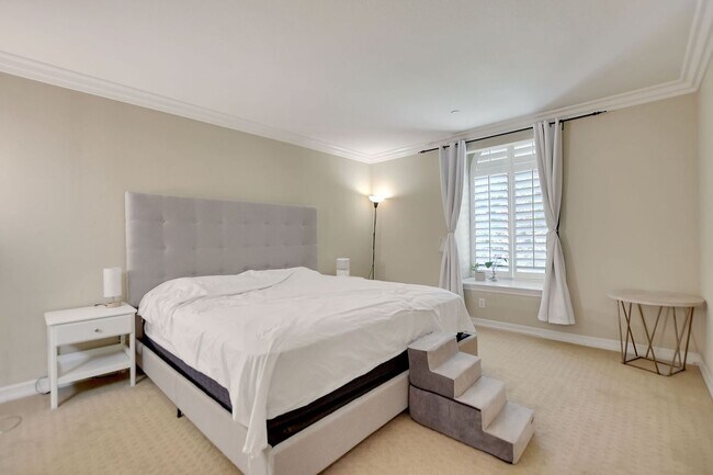 Building Photo - 15723 Parkhouse Dr