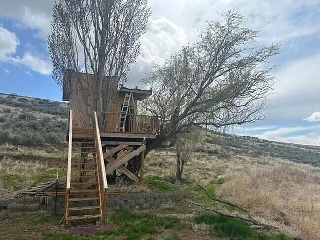 Building Photo - Beautiful country living!