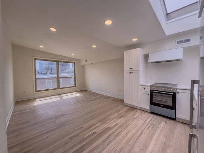 Building Photo - 1936 Green St