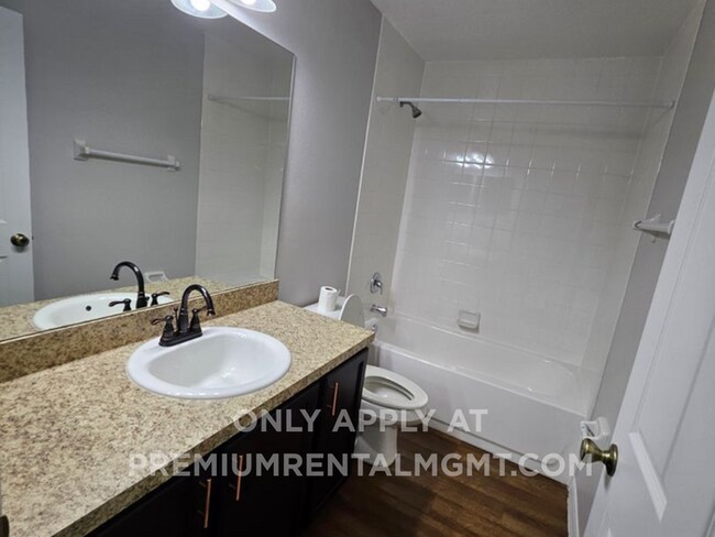 Building Photo - Beautiful Townhome in St Cloud !