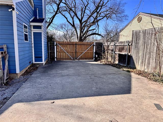 Building Photo - 520 Iris Dr