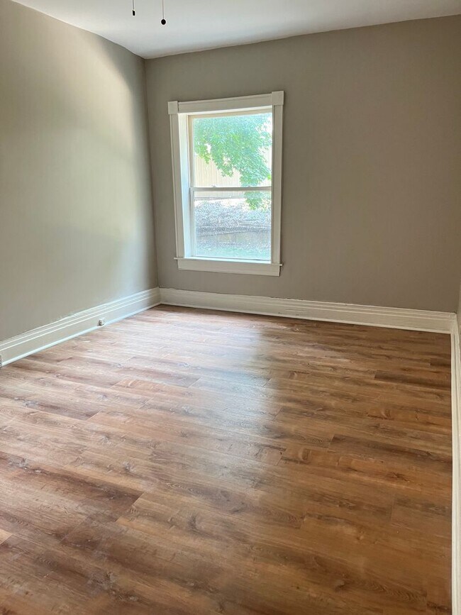 Building Photo - COMING SOON: Extra roomy 2 bedroom/1 bathr...