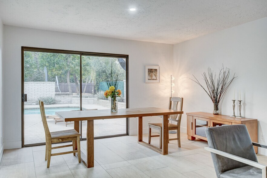 Building Photo - 945 Vegas Valley Dr