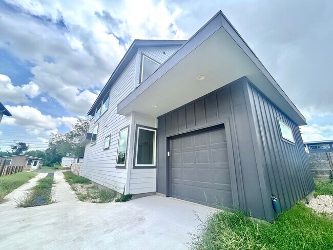 Building Photo - 5605 Samuel Huston Ave