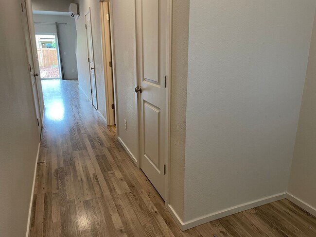 Building Photo - 3 Bedroom Townhome w/FULLY FENCED YARD & G...