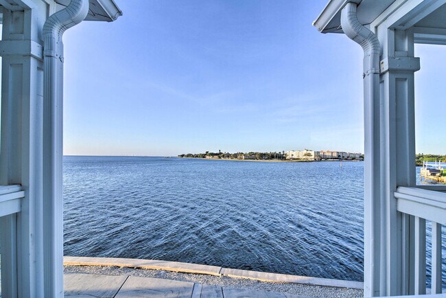 Building Photo - 5285 Coquina Key Dr SE