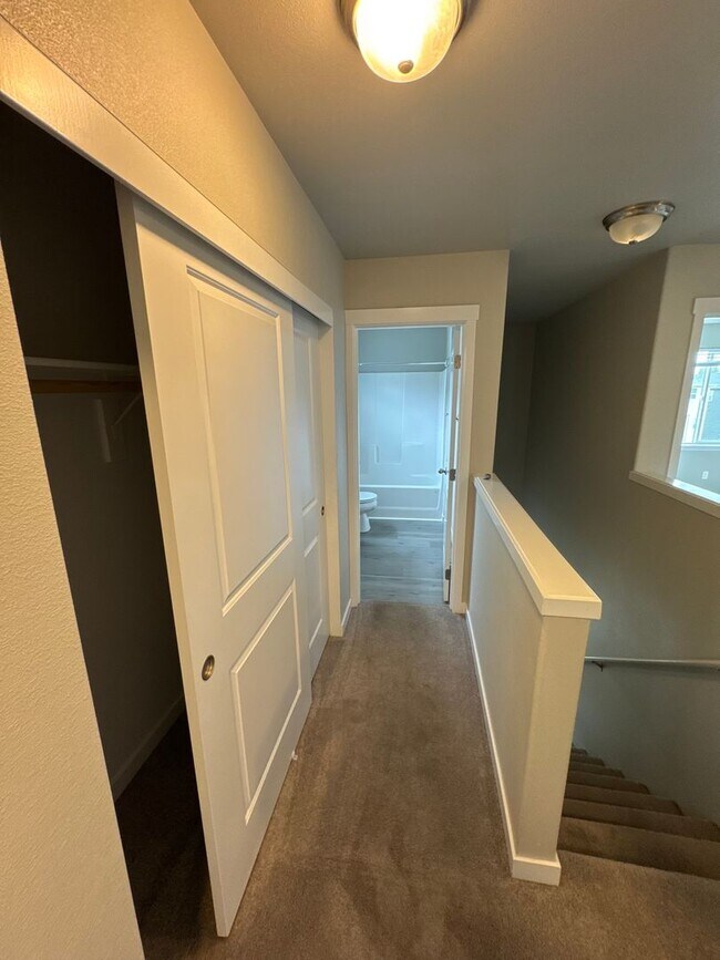 Building Photo - Stunning 3-Bedroom Home with Modern Comforts in a Quiet Neighborhood