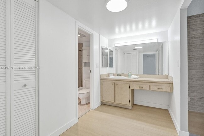 Building Photo - 100 Bayview Dr