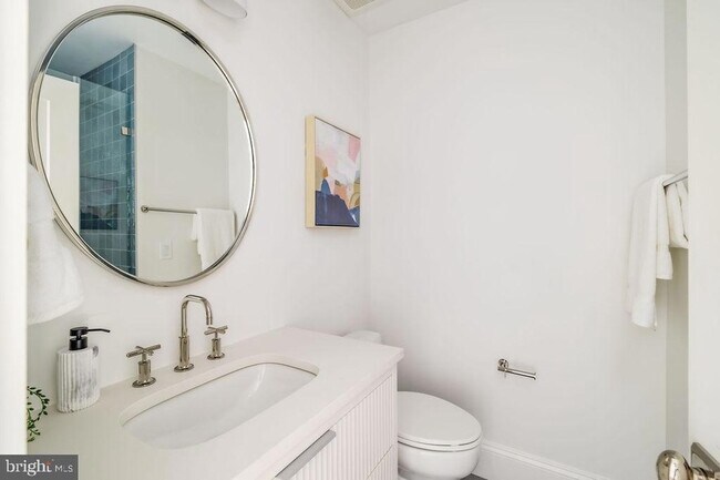 Building Photo - 2460 Ontario Rd NW