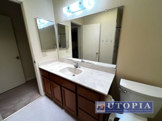 Building Photo - Charming 3 Bedroom, 2-bathroom Townhouse v...