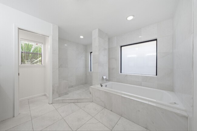 Building Photo - 10319 Meadow Lake Ln