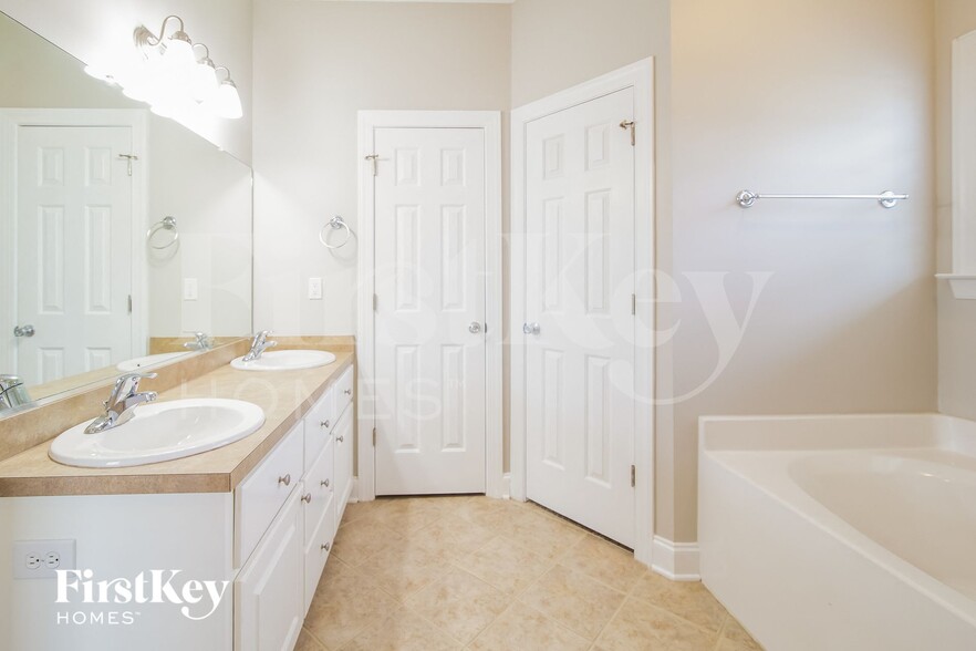 Building Photo - 7648 Fayetteville Rd