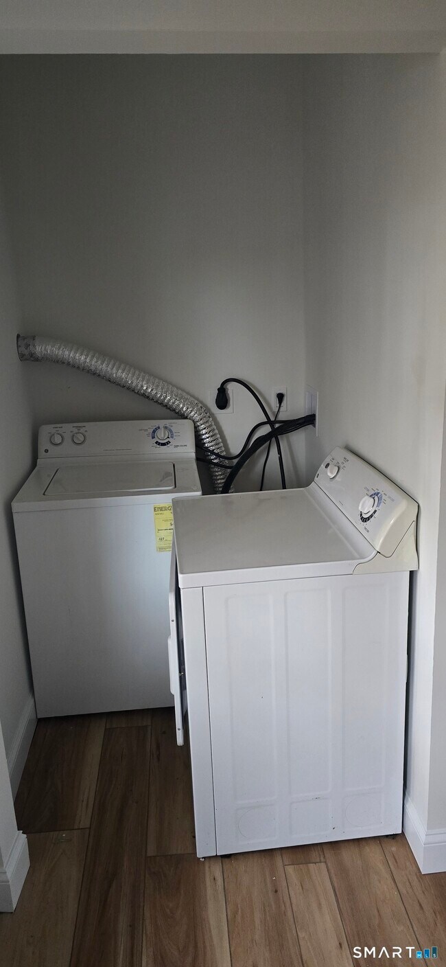 Building Photo - 530 Jane St