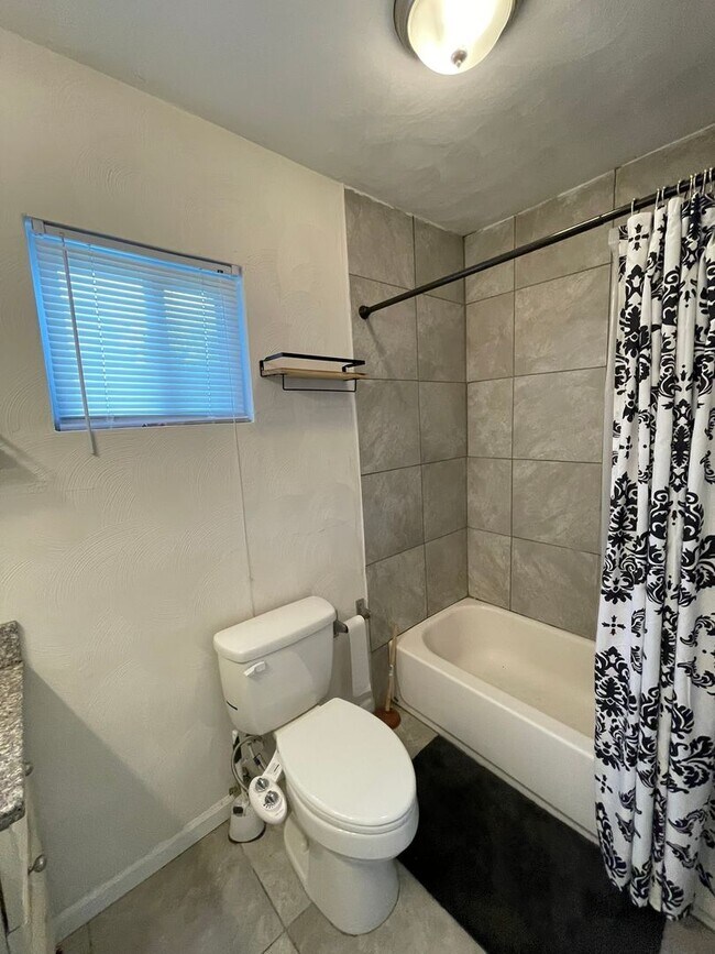 Building Photo - Charming 5-Bedroom Home with Fenced Yard i...