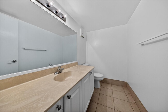 Building Photo - 711 N Pine Island Rd