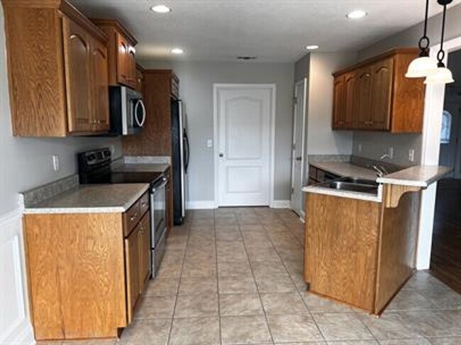 Building Photo - 4 bedroom beautiful home available August 14!!