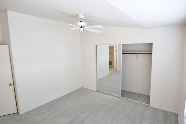 Building Photo - Summerlin area upper condo/vaulted ceilings/light and bright