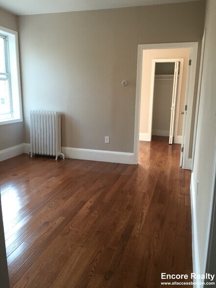 Building Photo - 241 Maverick St