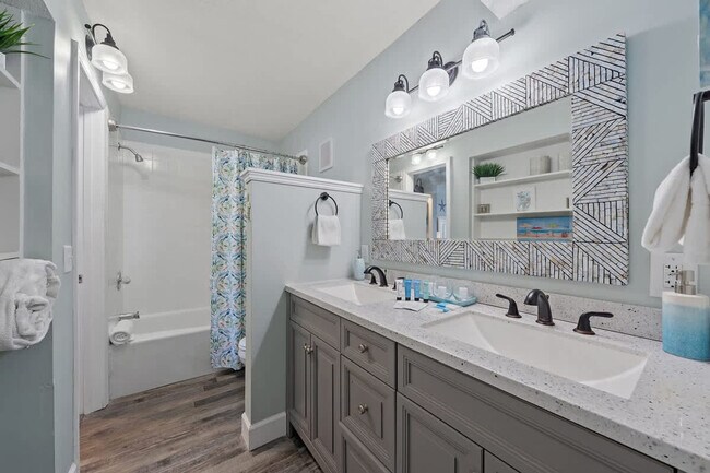 Building Photo - 8743 Thomas Dr