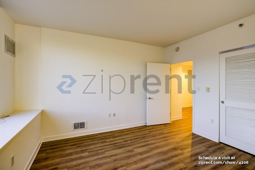 Building Photo - 260 King St