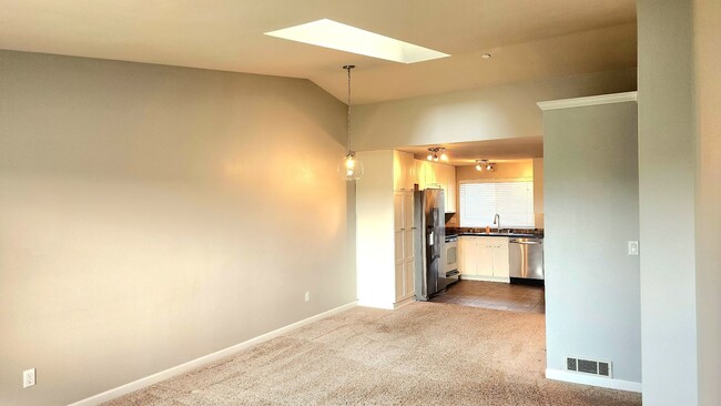 Building Photo - Lovely Oak Harbor Living and Pet Friendly!!