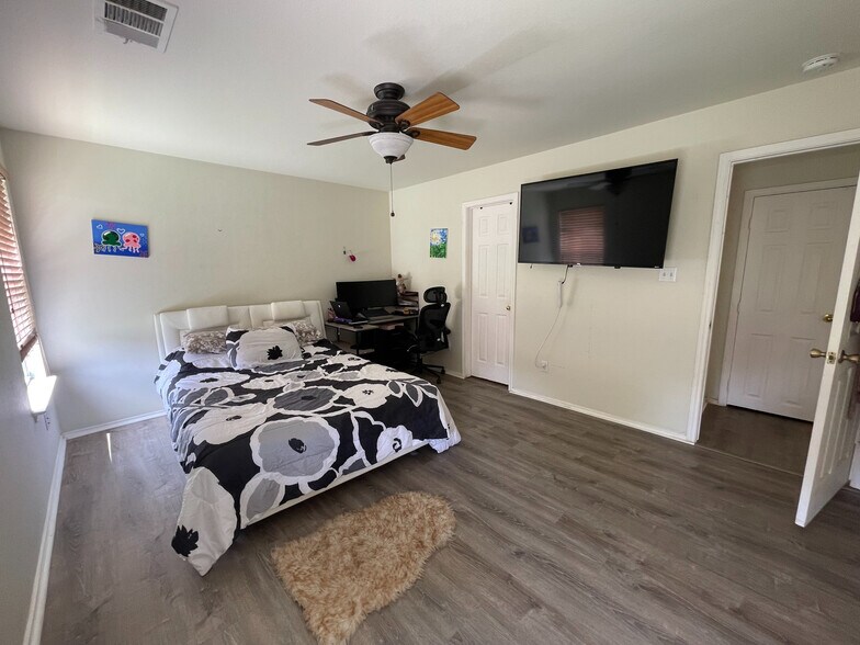 Building Photo - Room in Single Family Home on Socorro Bend