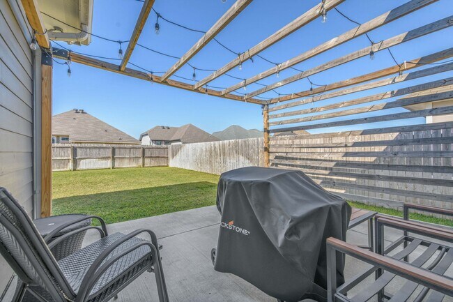 Building Photo - FEB 2026! Beautiful 3/2 Home w/ Huge Backyard in Edgewater!